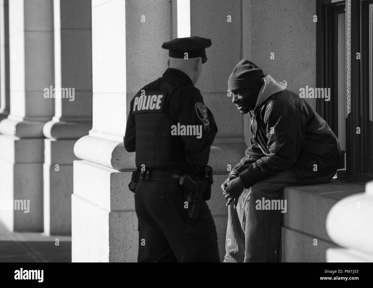 Stati Uniti - Feb 4: Un poliziotti Amtrak prassi di applicazione della legge motto, ÒTo proteggere e serveÓ come egli controlli su un senzatetto durante la sua r Foto Stock