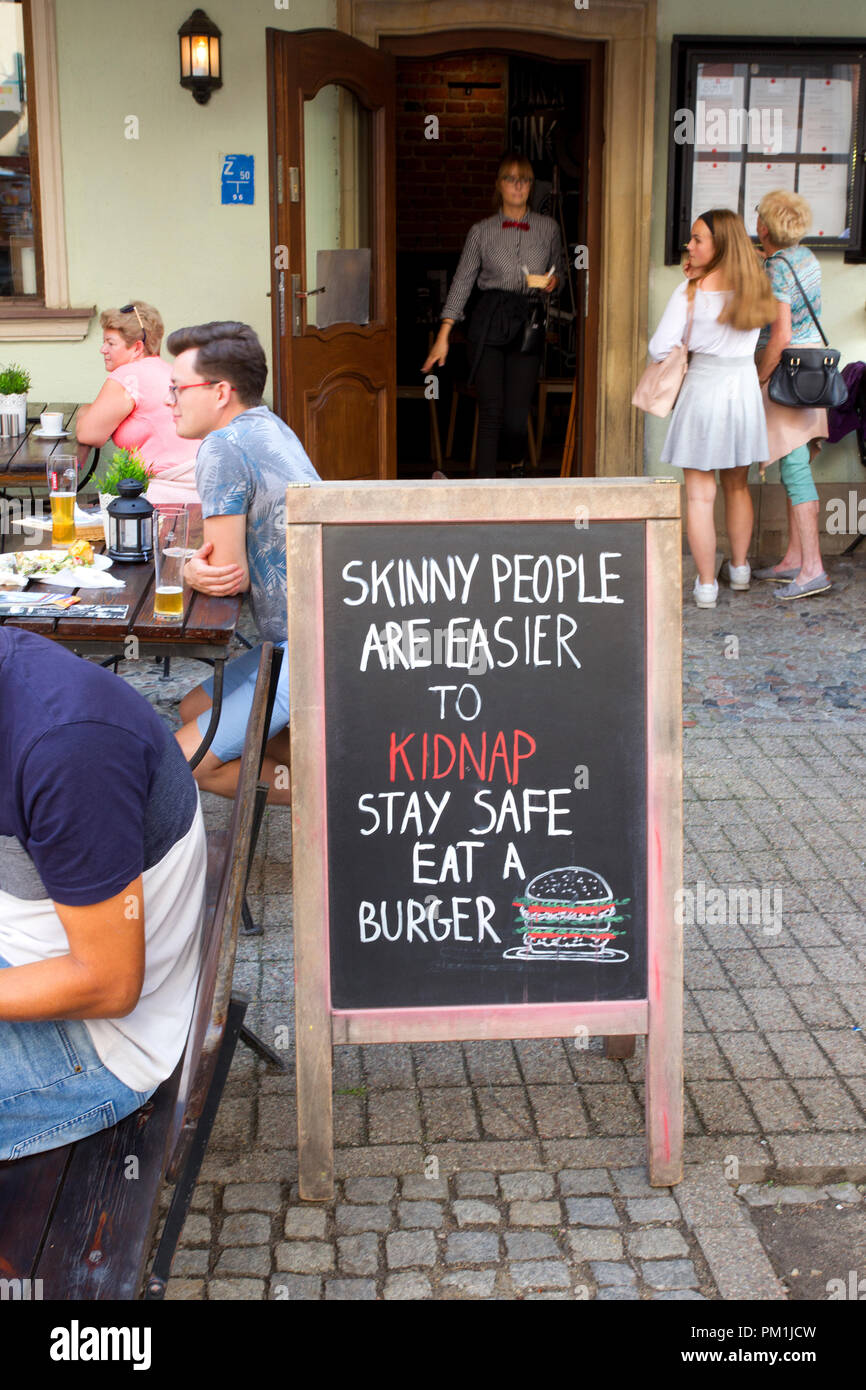 Segno umoristico al di fuori di un ristorante in Gdansk Foto Stock