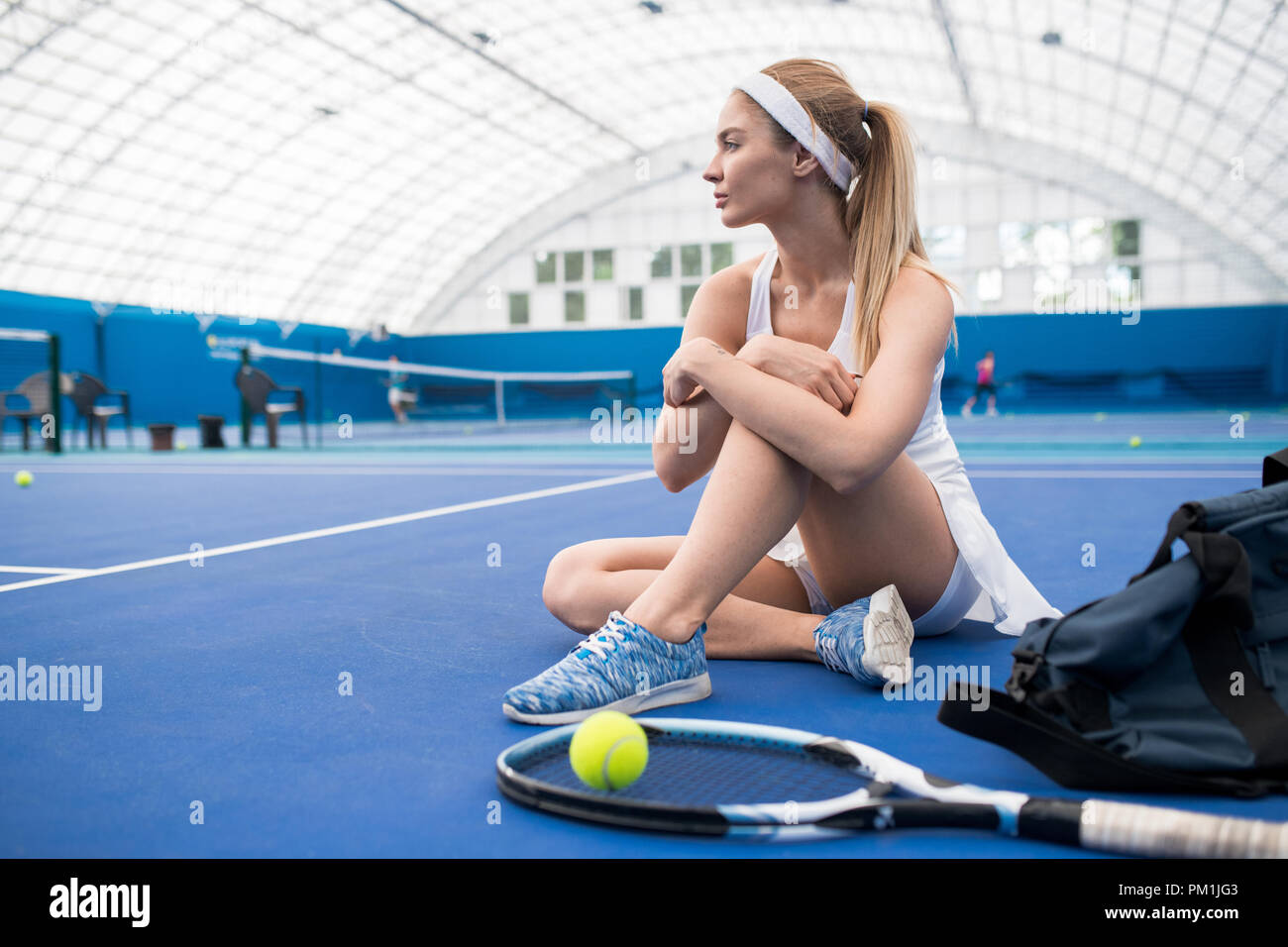 Giocatore di Tennis facendo rompere in tribunale Foto Stock