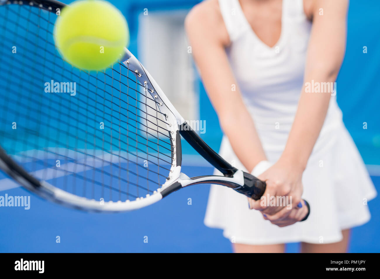 Irriconoscibile donna giocando a tennis Foto Stock