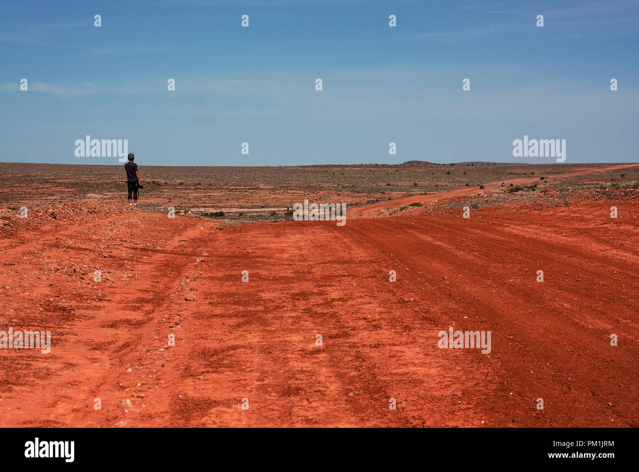 Uomo in piedi nel centro di off raod in Outback Australia Foto Stock