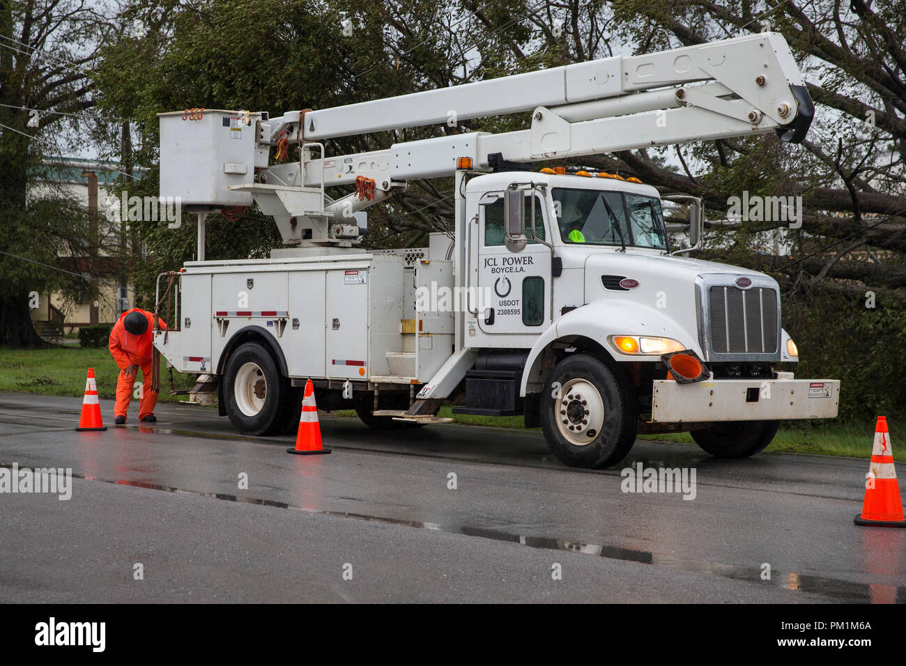 I lavoratori di utilità con potenza JCL Boyce L.A., riparare danneggiato le linee di alimentazione in Marine Corps Air Station New River, N.C., Sett. 16, 2018. L'uragano Florence impattato Marine Corps base Camp Lejeune e MCAS New River con periodi di venti forti piogge pesanti, le inondazioni delle zone urbane e bassa zone pianeggianti, flash inondazioni costiere e le mareggiate. (U.S. Marine Corps photo by Lance Cpl. Damaris Arias) Foto Stock