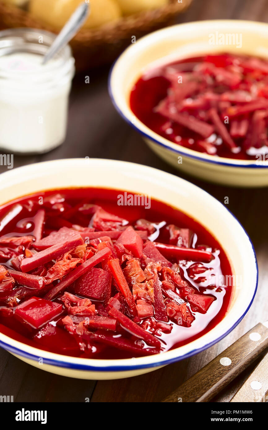 Freschi Fatti in casa borscht vegetariano, un Eastern-European tradizionale zuppa di barbabietole, carote, cavolo, patata, cipolla e pomodoro Foto Stock