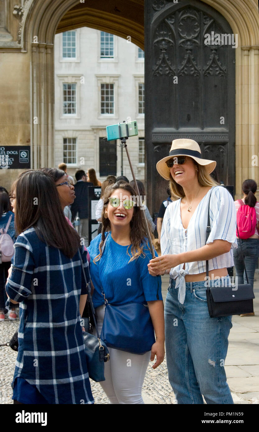 Le donne in posa per selfie, Cambridge Foto Stock