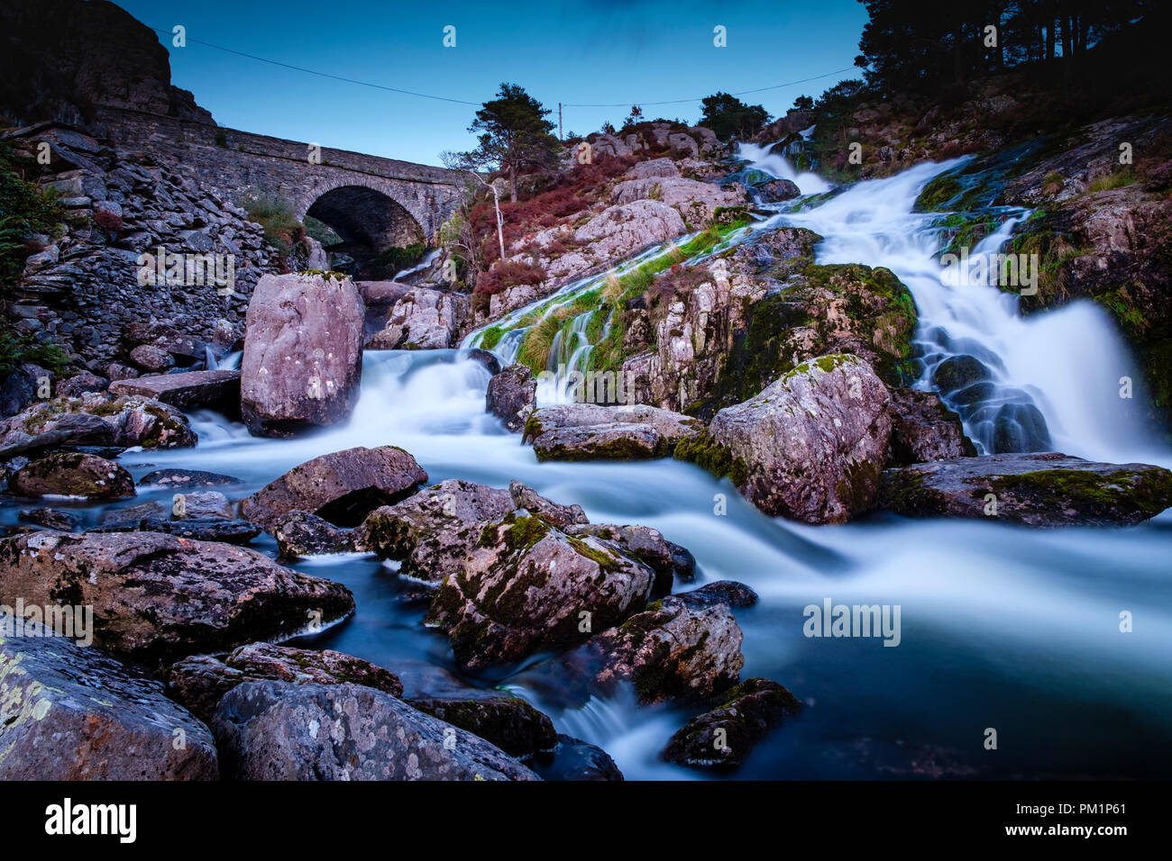 Rhaeadr Ogwen sapere come Ogwen cade, si trova nella valle di Ogwen, Snowdonia, Parco Nazionale, Wales, Regno Unito Foto Stock