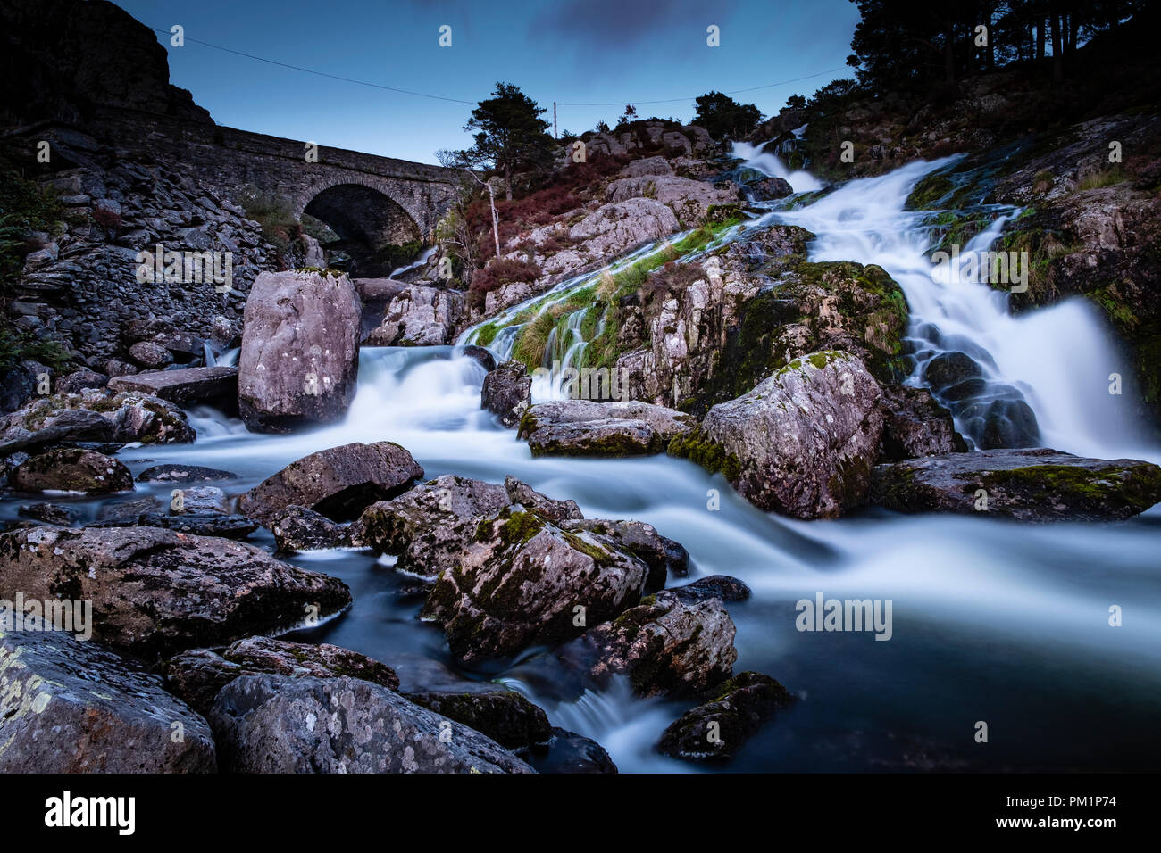 Rhaeadr Ogwen sapere come Ogwen cade, si trova nella valle di Ogwen, Snowdonia, Parco Nazionale, Wales, Regno Unito Foto Stock