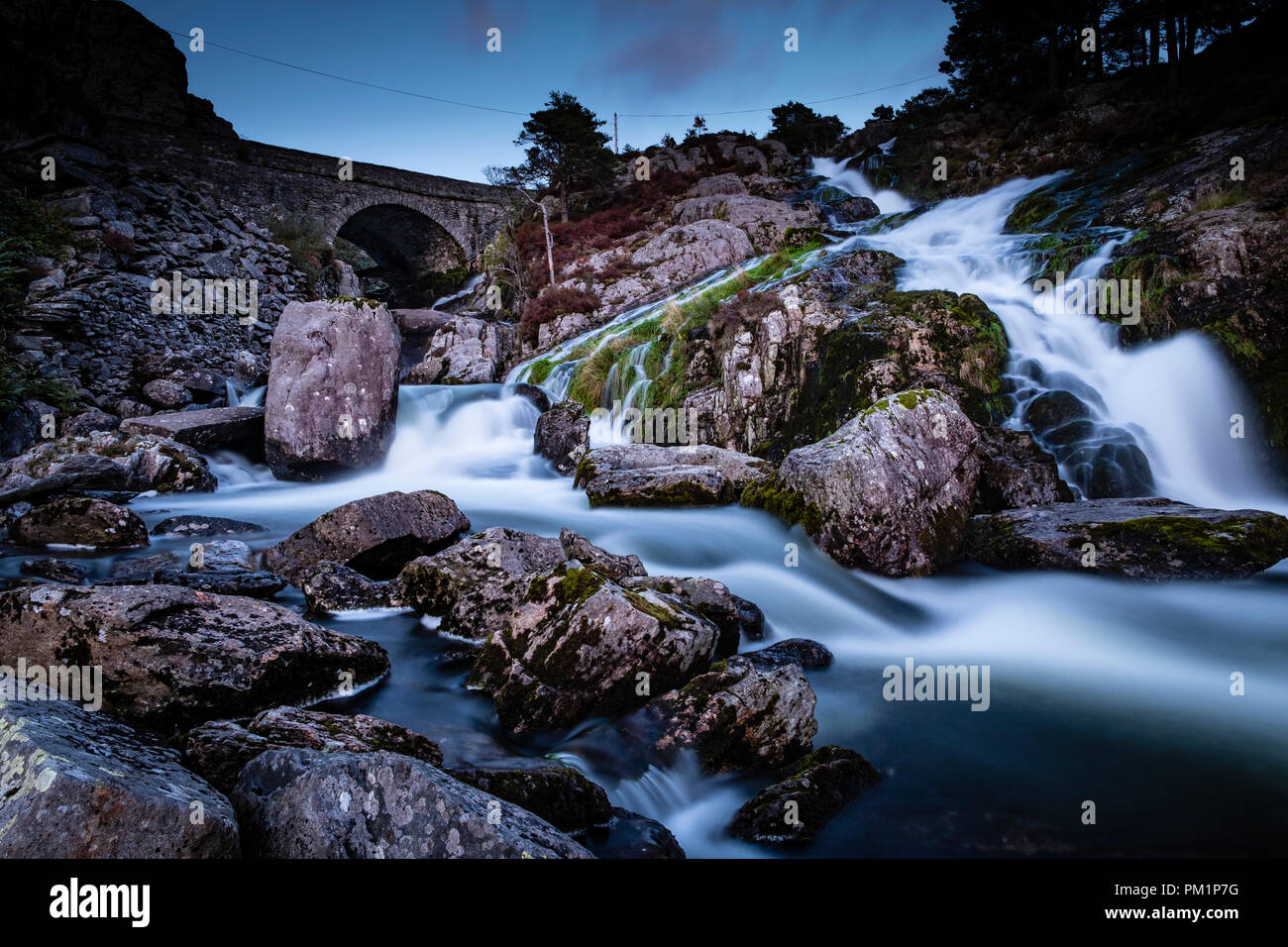 Rhaeadr Ogwen sapere come Ogwen cade, si trova nella valle di Ogwen, Snowdonia, Parco Nazionale, Wales, Regno Unito Foto Stock
