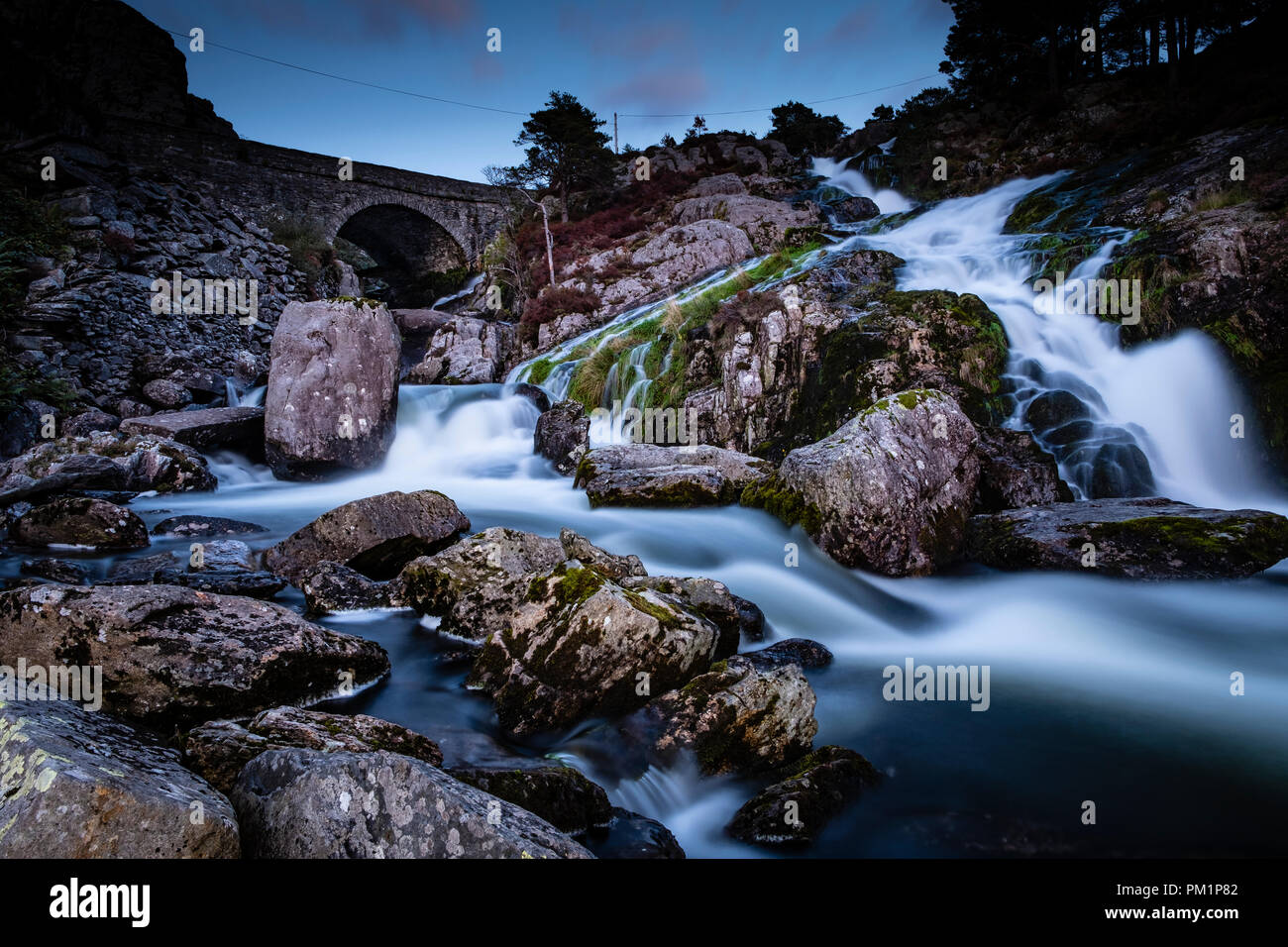 Rhaeadr Ogwen sapere come Ogwen cade, si trova nella valle di Ogwen, Snowdonia, Parco Nazionale, Wales, Regno Unito Foto Stock