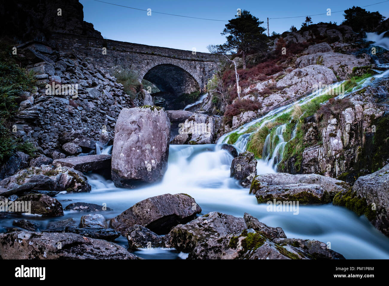 Rhaeadr Ogwen sapere come Ogwen cade, si trova nella valle di Ogwen, Snowdonia, Parco Nazionale, Wales, Regno Unito Foto Stock