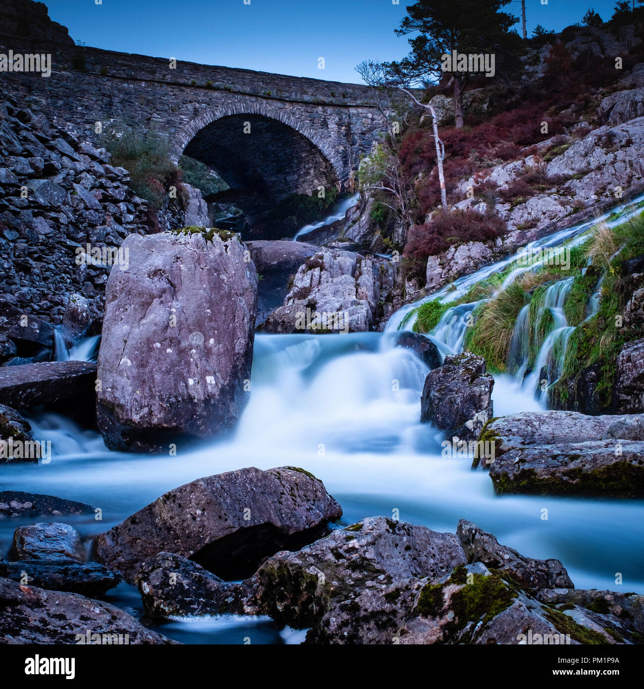 Rhaeadr Ogwen sapere come Ogwen cade, si trova nella valle di Ogwen, Snowdonia, Parco Nazionale, Wales, Regno Unito Foto Stock