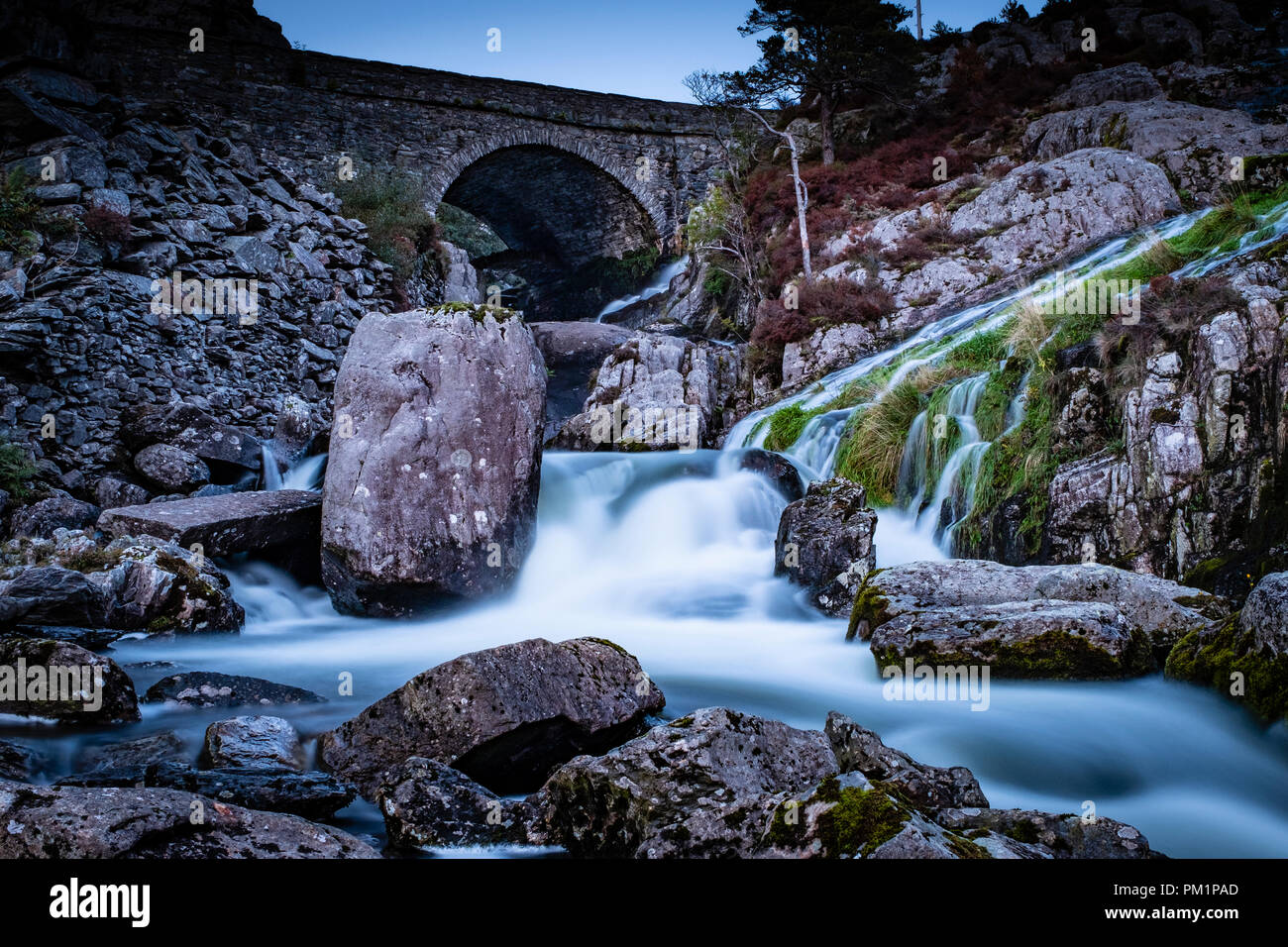 Rhaeadr Ogwen sapere come Ogwen cade, si trova nella valle di Ogwen, Snowdonia, Parco Nazionale, Wales, Regno Unito Foto Stock