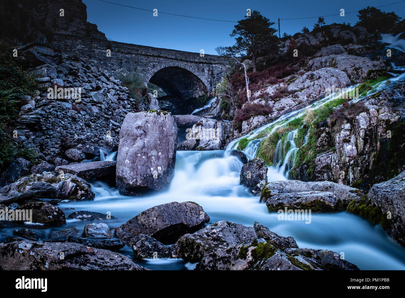 Rhaeadr Ogwen sapere come Ogwen cade, si trova nella valle di Ogwen, Snowdonia, Parco Nazionale, Wales, Regno Unito Foto Stock