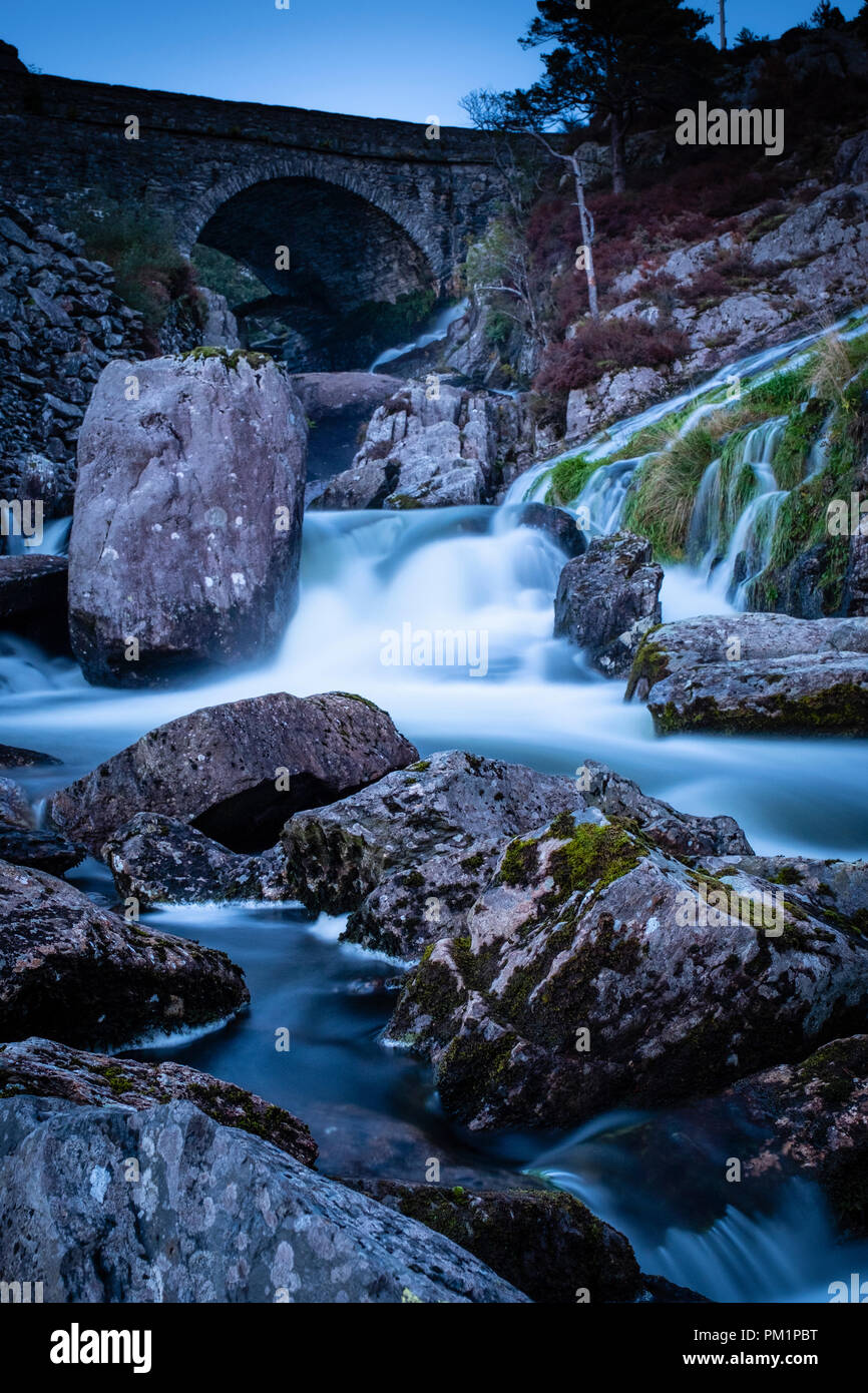 Rhaeadr Ogwen sapere come Ogwen cade, si trova nella valle di Ogwen, Snowdonia, Parco Nazionale, Wales, Regno Unito Foto Stock