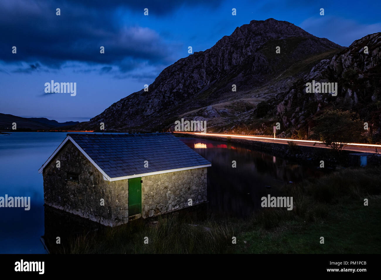 Llyn Ogwen Boathouse, nella valle Ogwen, Snowdonia, Parco Nazionale, Galles Foto Stock