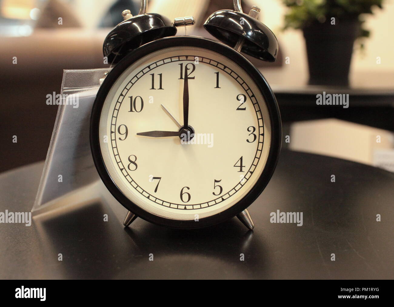 Retrò nero orologio sveglia con campana sul tavolo Foto Stock