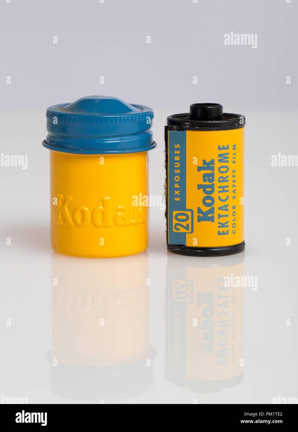 20 rullo di esposizione di Kodak Ektachrome pellicola diapositiva e il suo giallo barattolo metallico con codice colore blu vite coperchio superiore Foto Stock