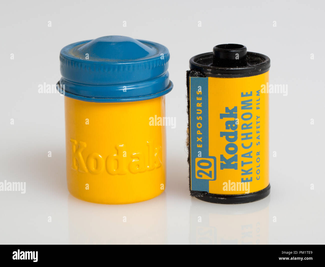 20 rullo di esposizione di Kodak Ektachrome pellicola diapositiva e il suo giallo barattolo metallico con codice colore blu vite coperchio superiore Foto Stock