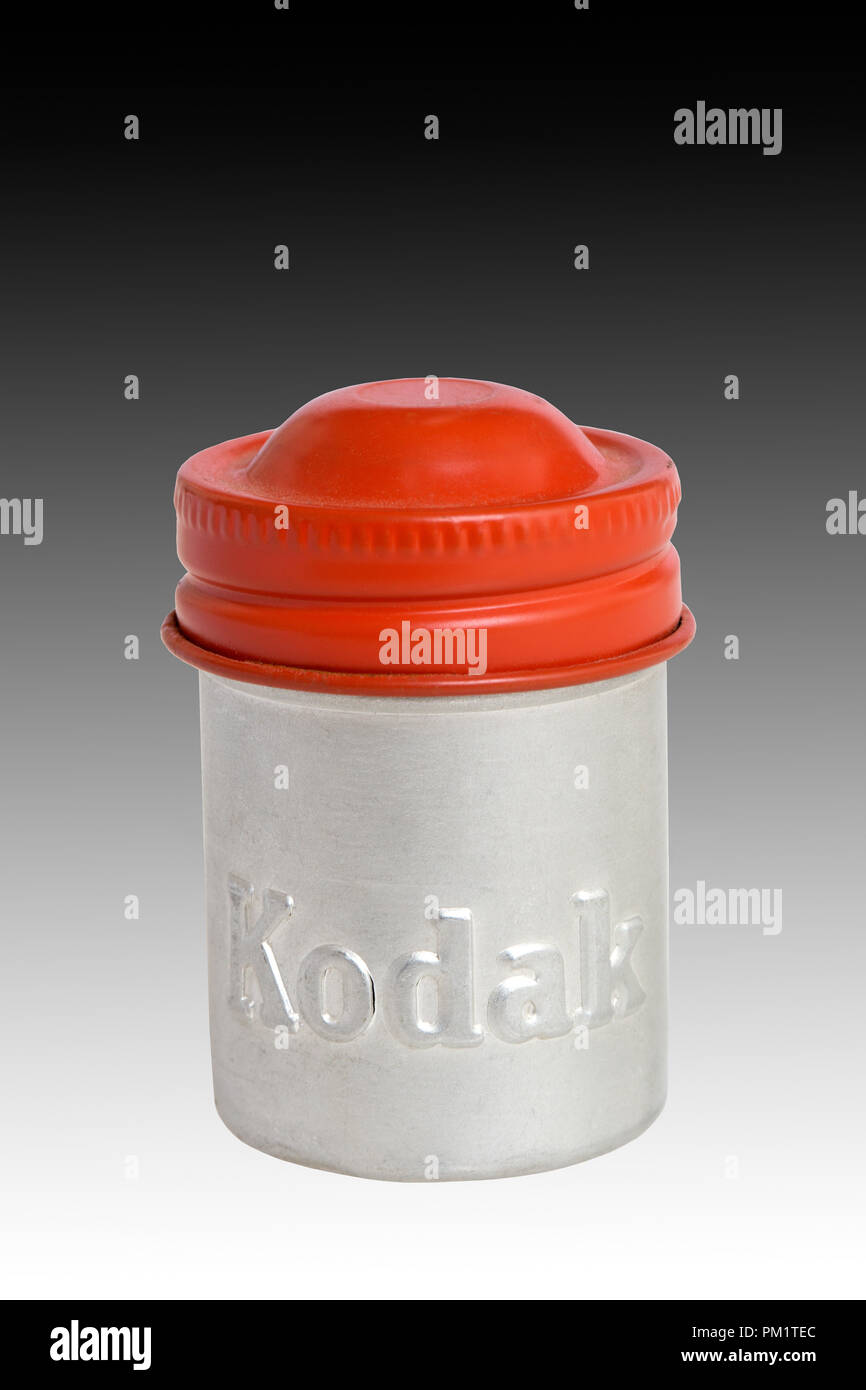 Anni Cinquanta Kodak argento alluminio canister con il suo colore rosso coded vite coperchio superiore indicando Kodachrome pellicola diapositiva all'interno. Foto Stock