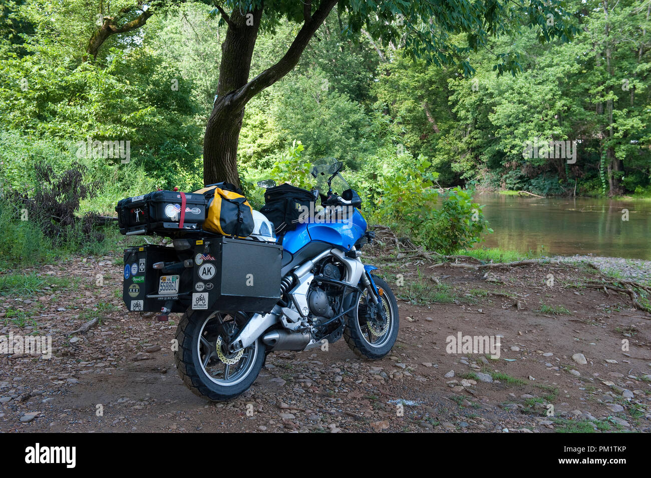 Stati Uniti - 2013: Fiume Shenandoah criss attraversa vecchi Route 11 nella valle di Shenandoah molte volte. Questa vista è vicino a Lexington Virginia. (Foto di Foto Stock