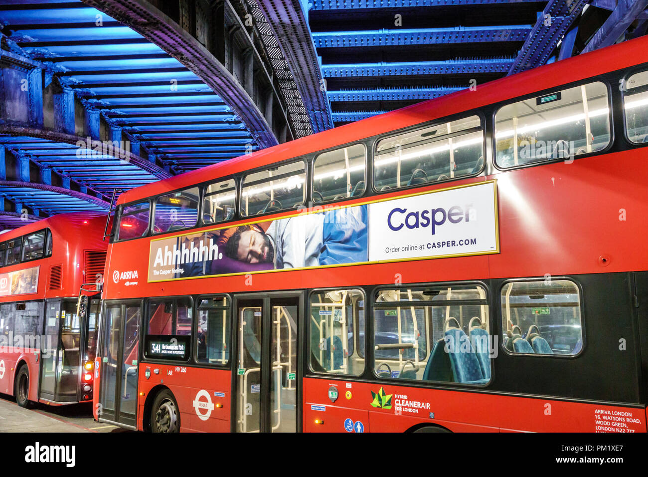 Londra Inghilterra,UK,Regno Unito Gran Bretagna,South Bank,Lambeth,sottopassaggio ad arco tunnel di Westminster Road,impianto di illuminazione,autobus a due piani,pubblico Foto Stock