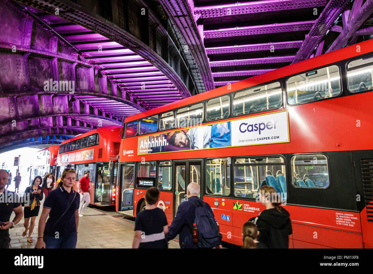 Londra Inghilterra,UK,Regno Unito Gran Bretagna,South Bank,Lambeth,sottopassaggio ad arco tunnel di Westminster Road,impianto di illuminazione,autobus a due piani,pubblico Foto Stock