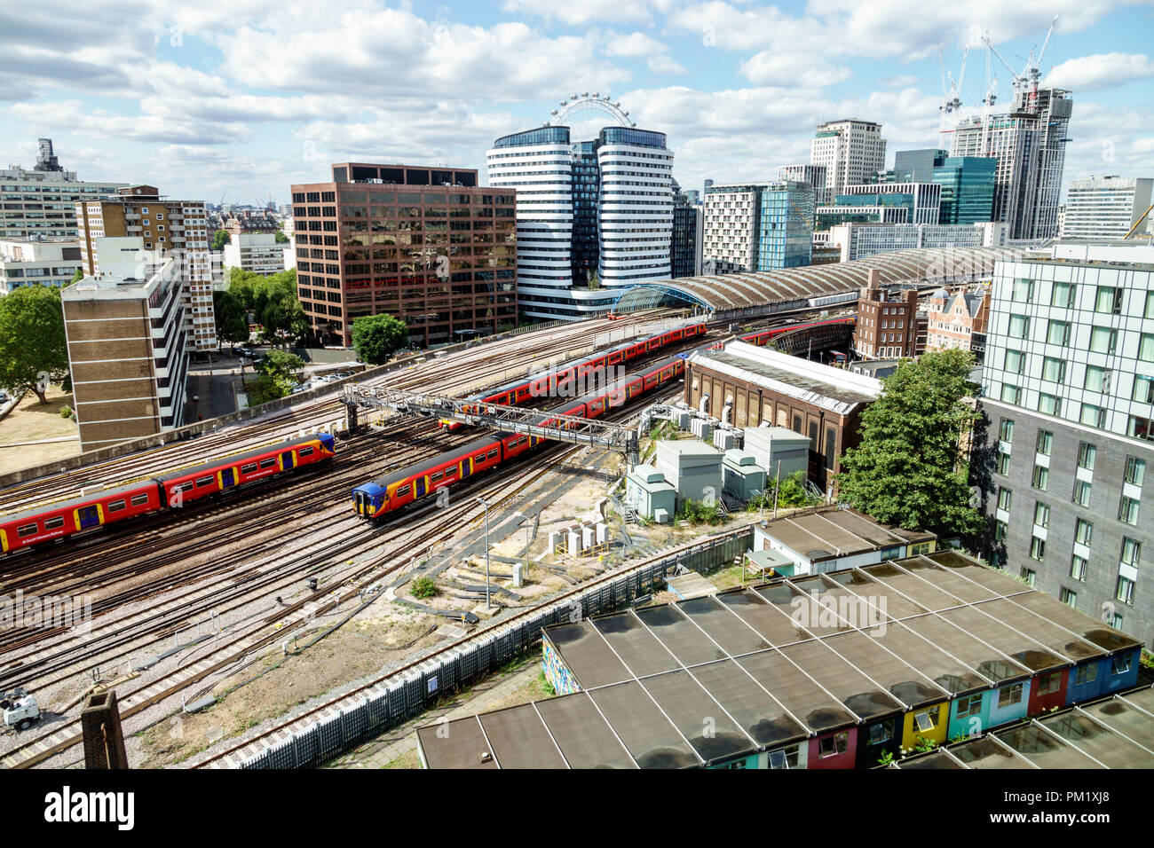 London England,UK,South Bank,Lambeth,London Waterloo,stazione ferroviaria,South Western Railway,National Rail Network Terminus,binari,treni,skyline,edificio Foto Stock