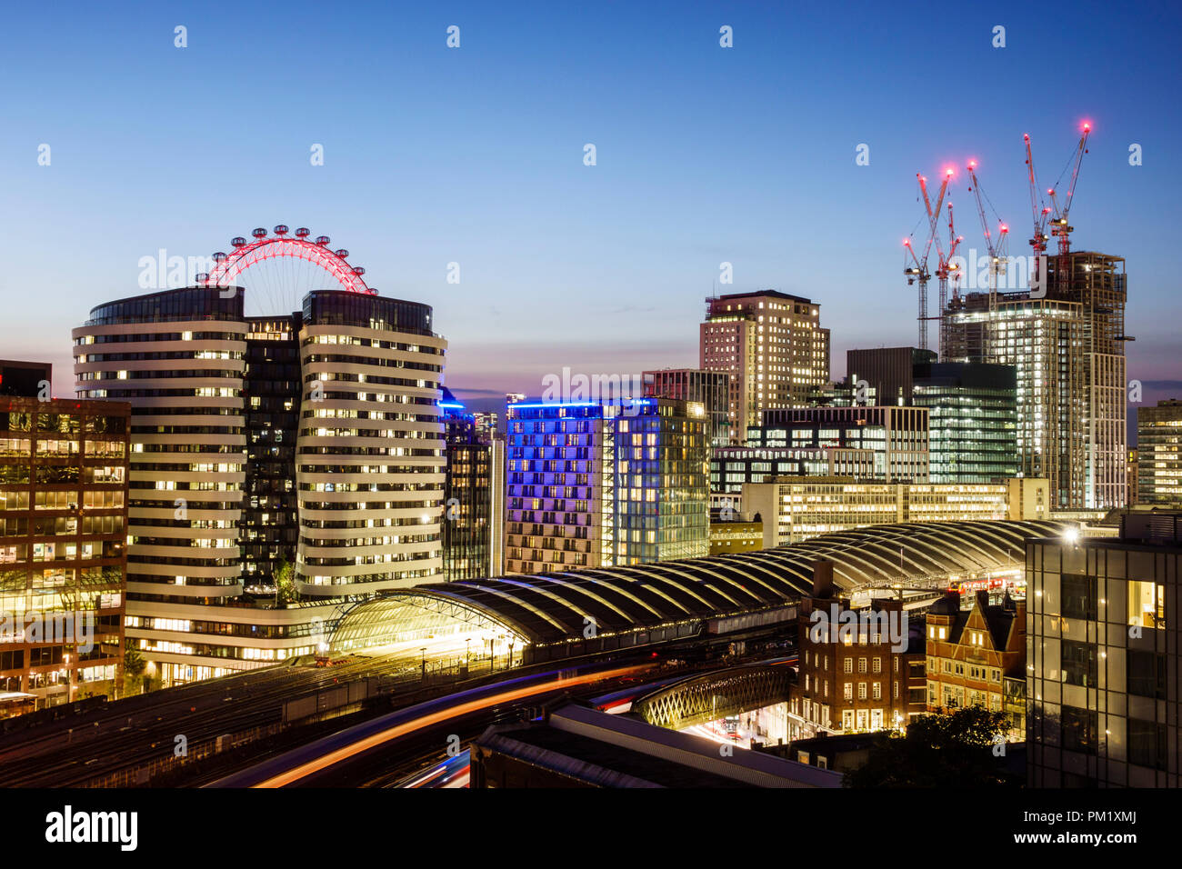 London England,UK,South Bank,Lambeth,London Waterloo,stazione ferroviaria,South Western Railway,National Rail Network Terminus,binari,treni,skyline,edificio Foto Stock