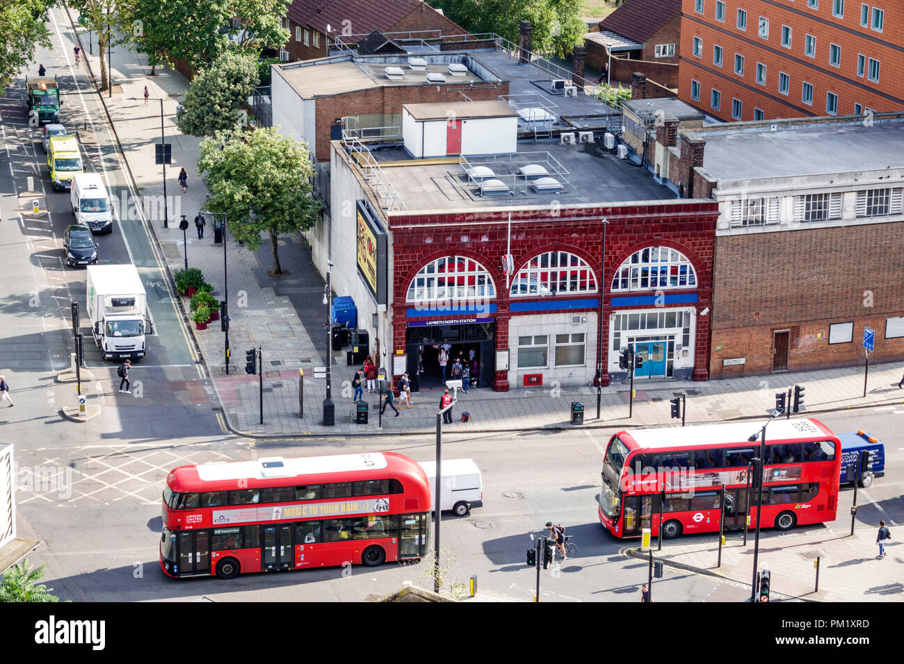 London England,UK,South Bank,Lambeth North Underground Station treno metro metro, ingresso frontale, traffico stradale, autobus a due piani, vista dall'alto, UK Foto Stock
