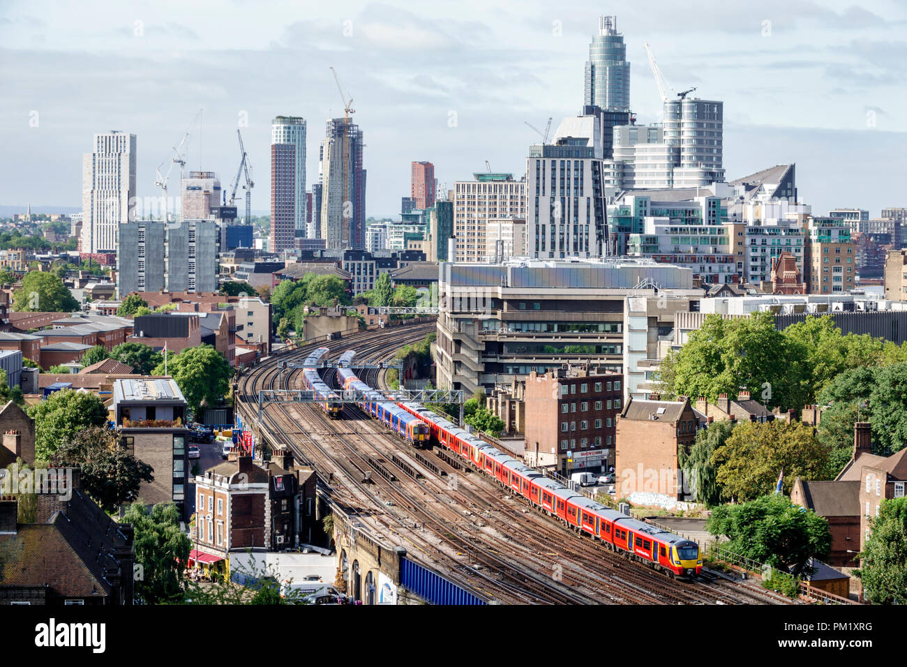 Regno Unito Inghilterra South Bank Lambeth London Waterloo, stazione di avvicinamento South Western Railway National Rail, Network Terminus Tracks treni skyline buil Foto Stock