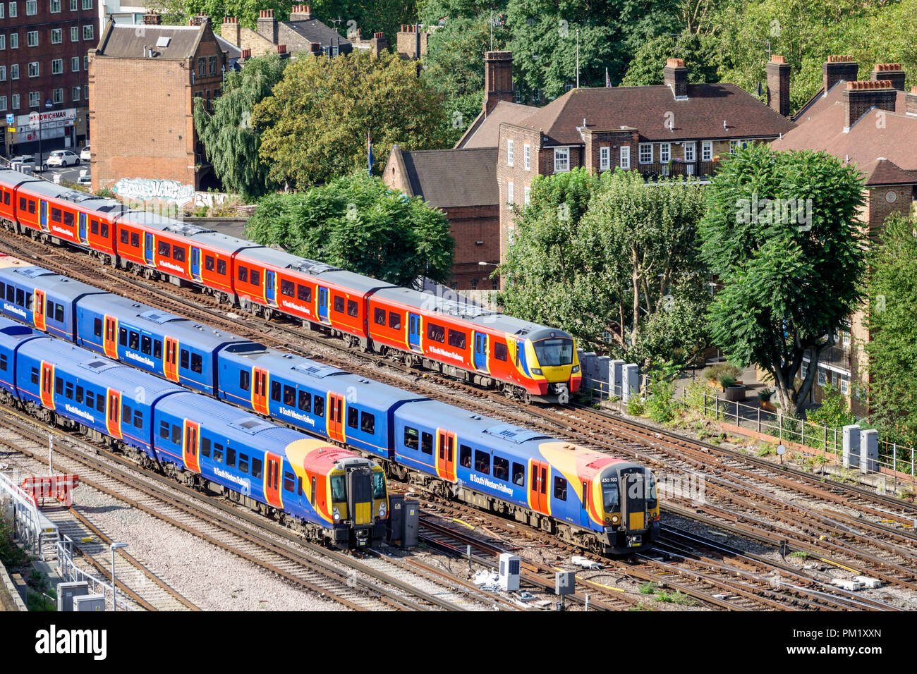 London England,UK,South Bank,Lambeth,London Waterloo,in avvicinamento alla stazione ferroviaria,South Western Railway,National Rail Network Terminus,Tracks,Trains,Over Foto Stock