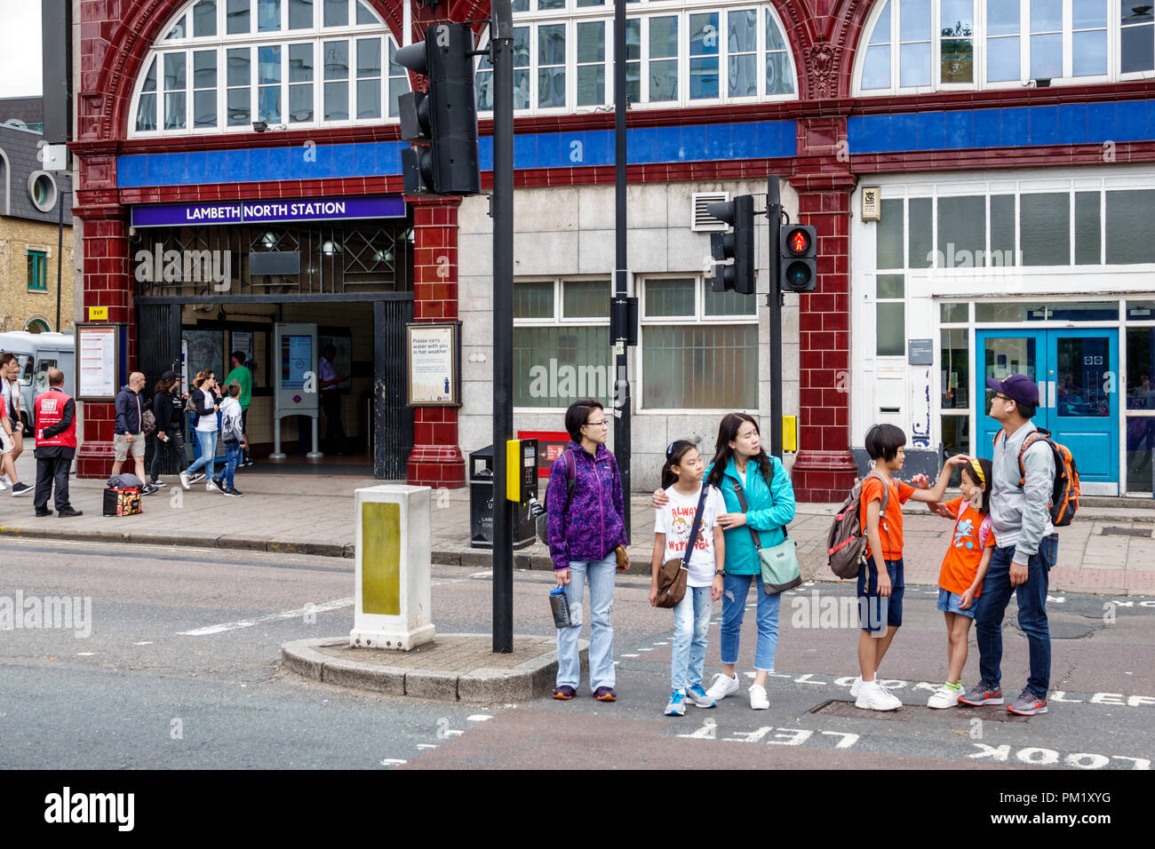 London England,UK,South Bank,Lambeth North Metropolitana Station treno metropolitana metro, ingresso anteriore, attraversamento della strada, uomo uomini maschio, donna donne, g Foto Stock
