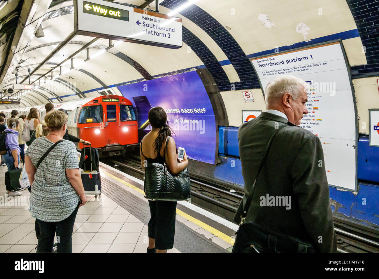 London England,UK,South Bank,Lambeth North Metropolitana Station treno metropolitana metropolitana metro, piattaforma, treno in arrivo, uomo uomini maschio, donna donne, penduter Foto Stock