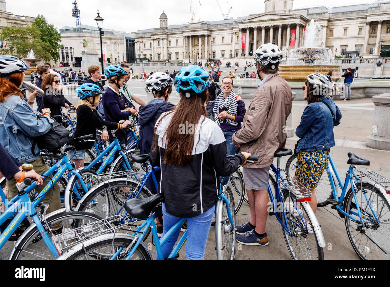 Londra Inghilterra,Regno Unito,Trafalgar Square,bicicletta guidata,caschi,uomo uomo maschio,donna donna femmina donne,ragazza ragazze,bambini bambini bambini bambini più giovani,in piedi,ascoltare Foto Stock Londra Inghilterra,Regno Unito,Trafalgar Square,bicicletta guidata,caschi,uomo uomo maschio,donna donna femmina donne,ragazza ragazze,bambini bambini bambini bambini più giovani,in piedi,ascoltare Foto Stock
