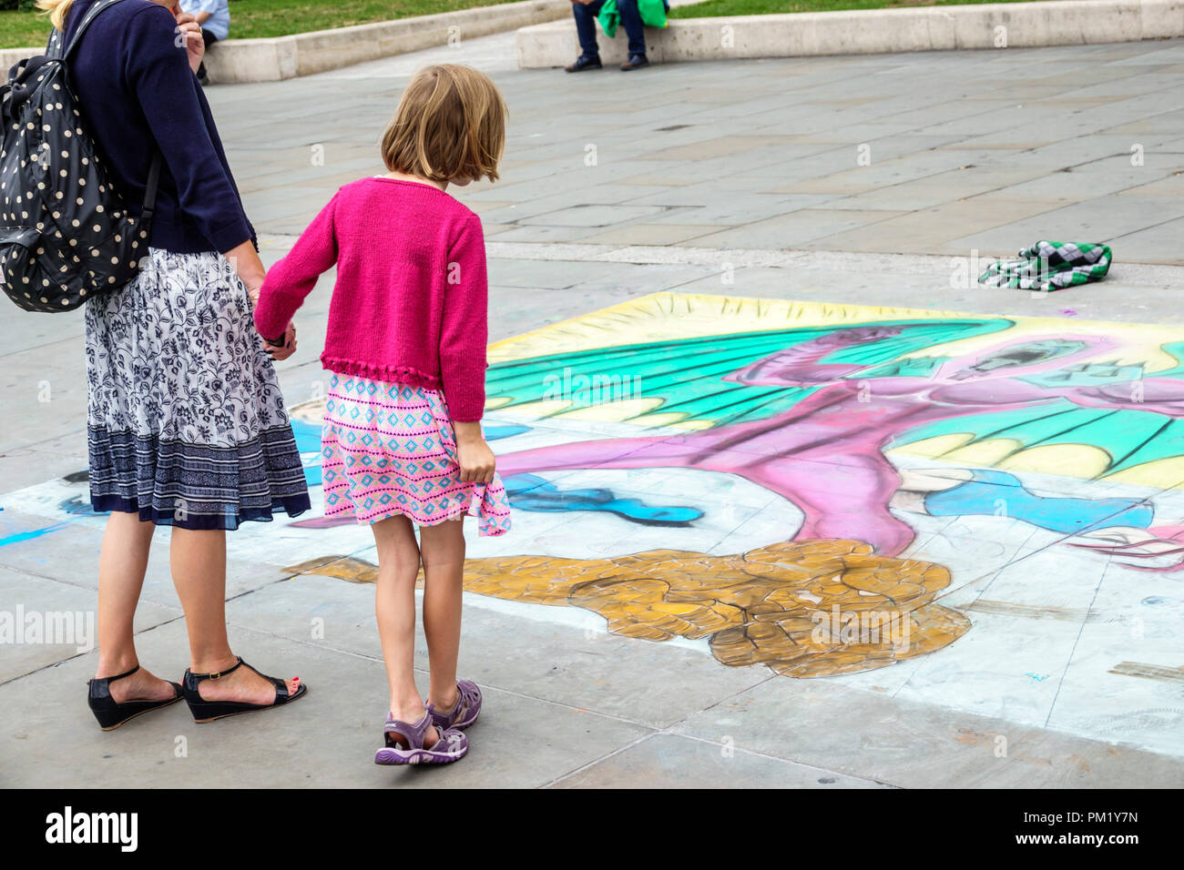 Londra Inghilterra,Regno Unito,Trafalgar Square,National Gallery,plaza,Street art,murale con pavimentazione in gesso,donna femminile,ragazza ragazze,bambini bambini bambini ragazzi Foto Stock