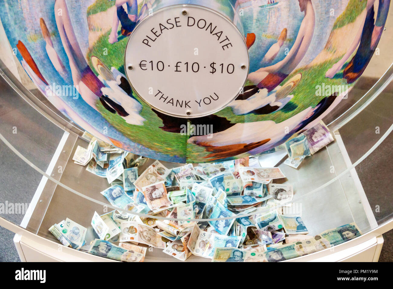 Londra Inghilterra,UK,Trafalgar Square,The NationalGallery,museo d'arte,interno,scatola di donazione,simbolo di valuta,Euro,Dollaro,Sterling della sterlina,grazie,mo Foto Stock