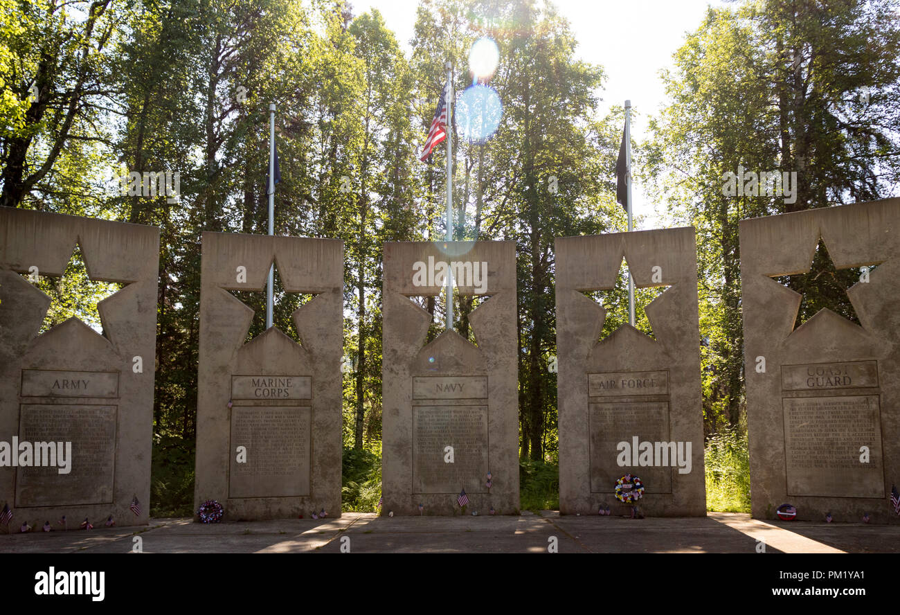 Trapper Creek, Alaska, Stati Uniti d'America - 22 Luglio 2018: Alaska Veterans Memorial outdoor memorial Grove at Byers lago nel Denali State Park, Alaska. Foto Stock