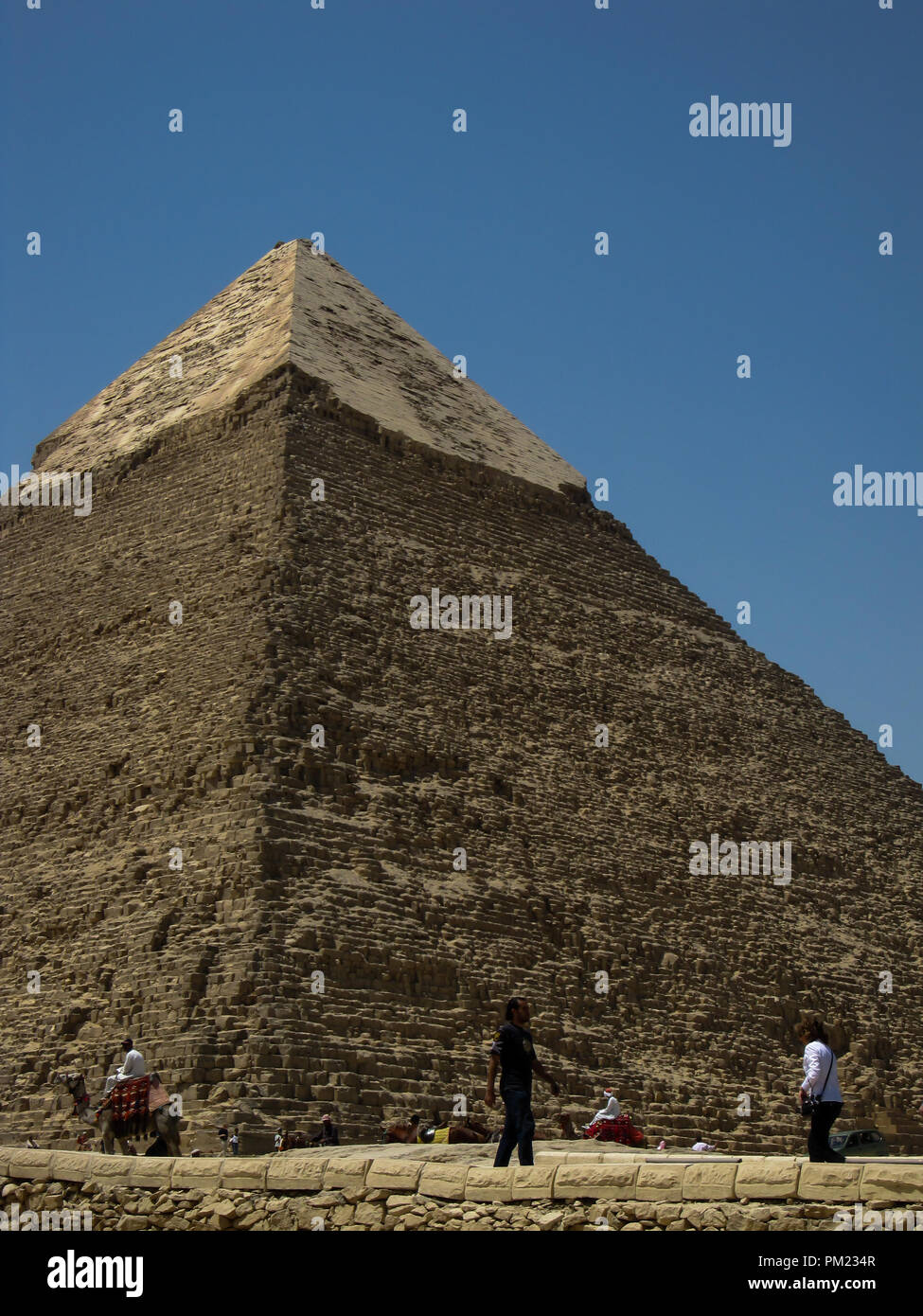 La Grande Piramide di Giza, noto anche come Khufu o Cheope, un importante destinazione turistica e sito archeologico di Giza in Egitto Foto Stock