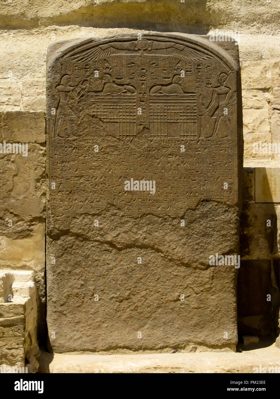 Close up viste della stele di sogno o Spinx Stele presso la Grande Sfinge di Giza in Egitto in una limitata area di accesso. Foto Stock