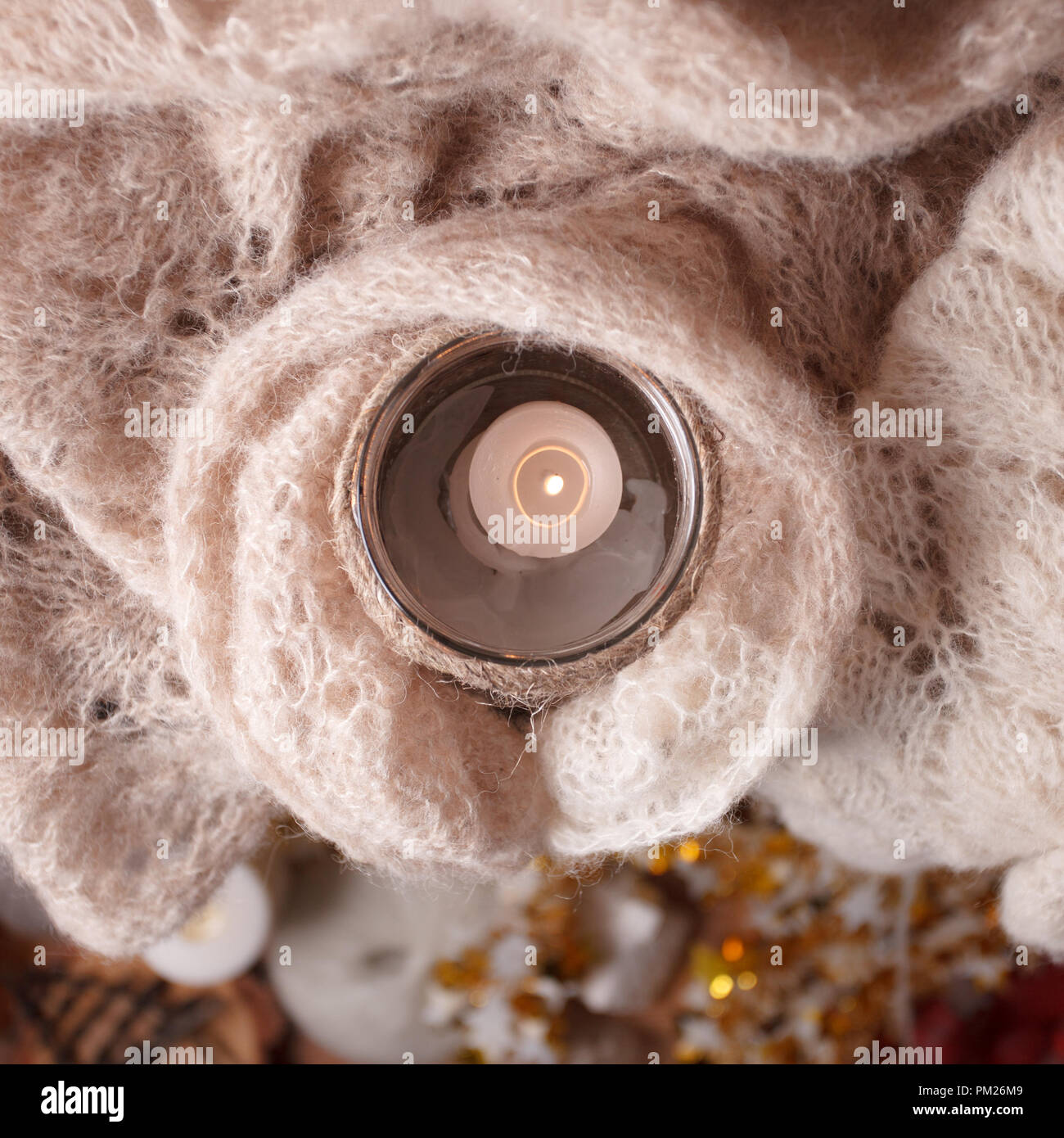 Accogliente winter mattino sera a casa con candele, il fuoco selettivo e autentica atmosfera tranquilla. Kinfolk Hygge Slow Living Style. Vista superiore Foto Stock