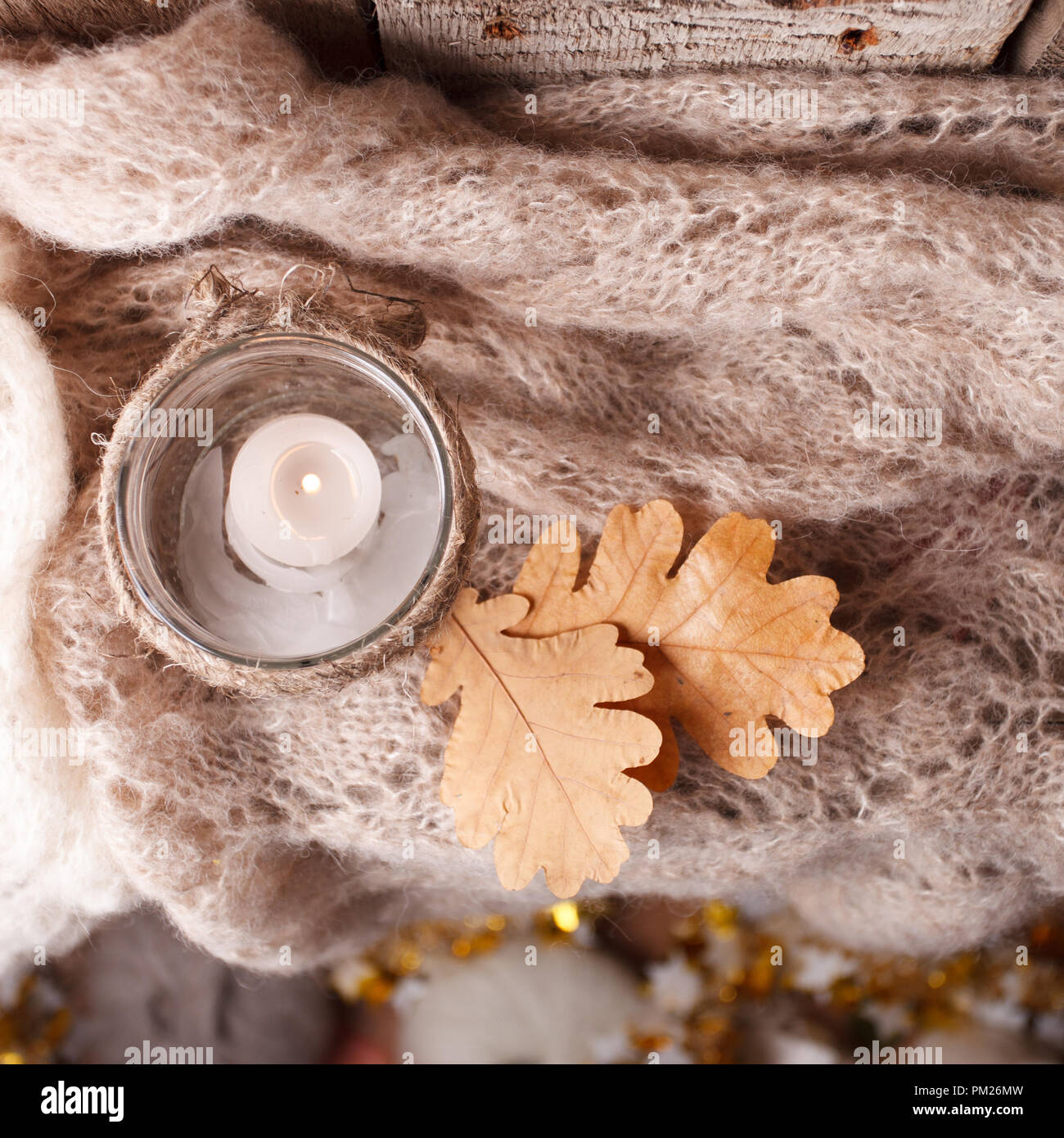 Accogliente winter mattino sera a casa con candele, il fuoco selettivo e autentica atmosfera tranquilla. Kinfolk Hygge Slow Living Style. Vista superiore Foto Stock