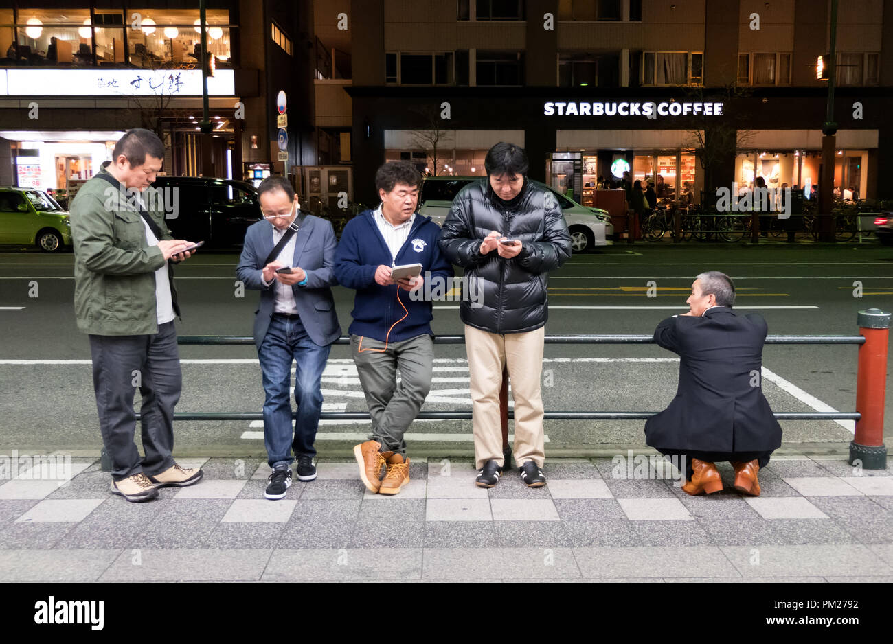 Giapponese uomini con gli smartphone in Tokyo, Giappone, Asia Foto Stock