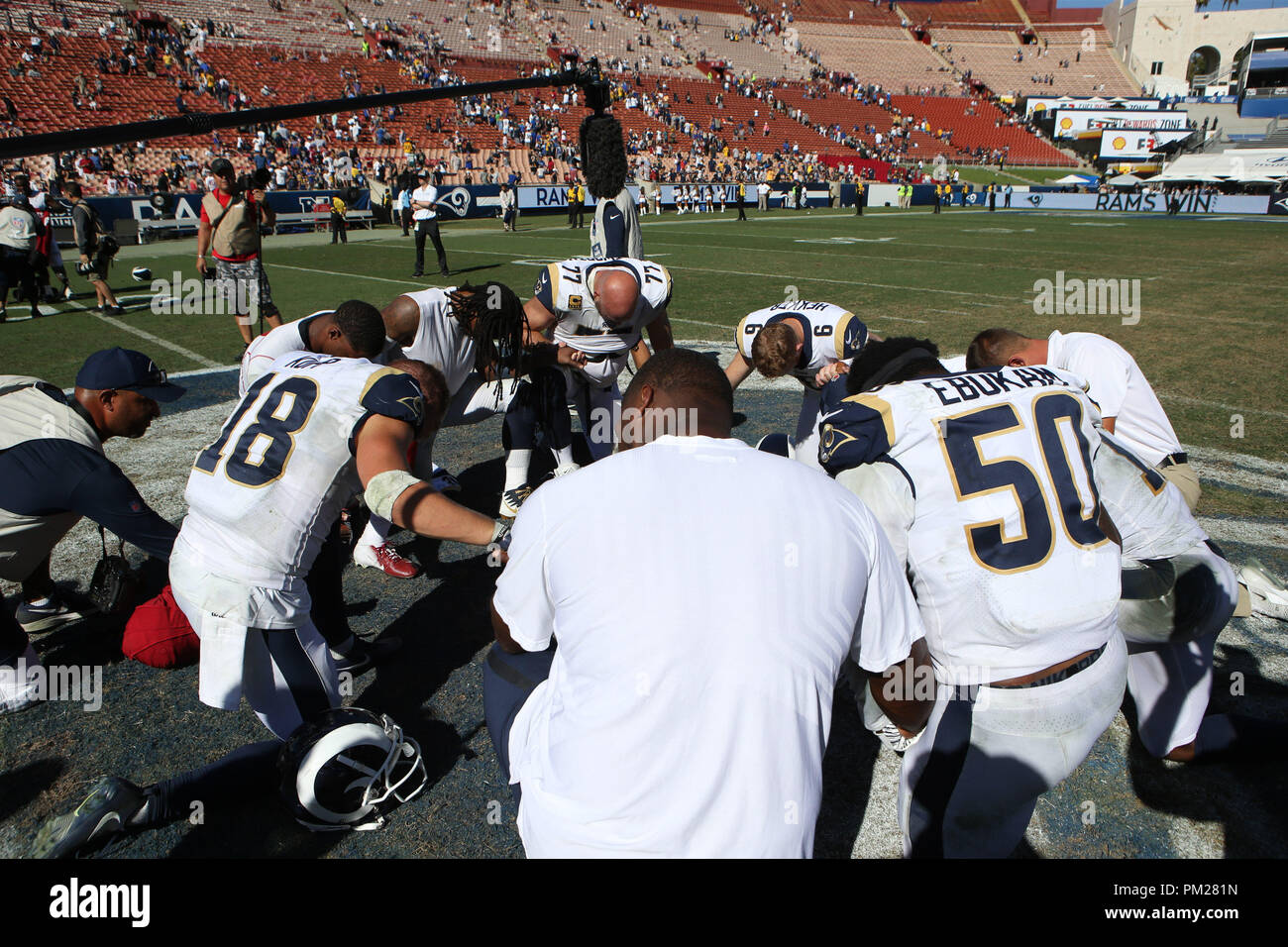 Los Angeles, CA, Stati Uniti d'America. Xvi Sep, 2018. Los Angeles Rams giocatori pregare dopo la NFL Arizona Cardinals vs Los Angeles Rams presso il Los Angeles Memorial Coliseum di Los Angeles, Ca il 16 settembre 2018. Jevone Moore Credito: csm/Alamy Live News Foto Stock