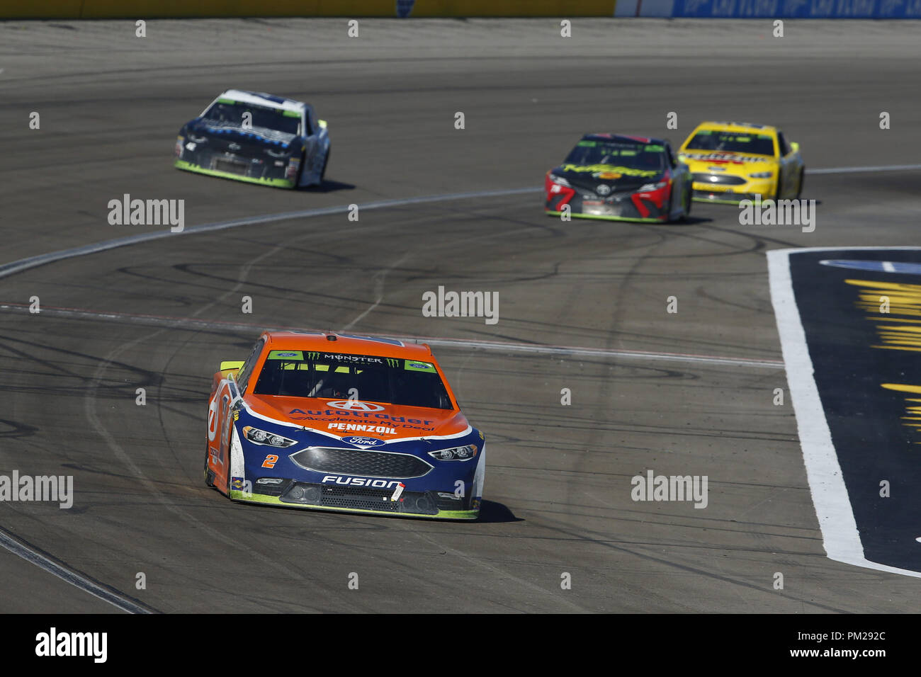 Las Vegas, Nevada, USA. Xvi Sep, 2018. Brad Keselowski (2) attraversa la linea del traguardo per vincere il punto sud 400 a Las Vegas Motor Speedway di Las Vegas, Nevada. Credito: Chris Owens Asp Inc/ASP/ZUMA filo/Alamy Live News Foto Stock