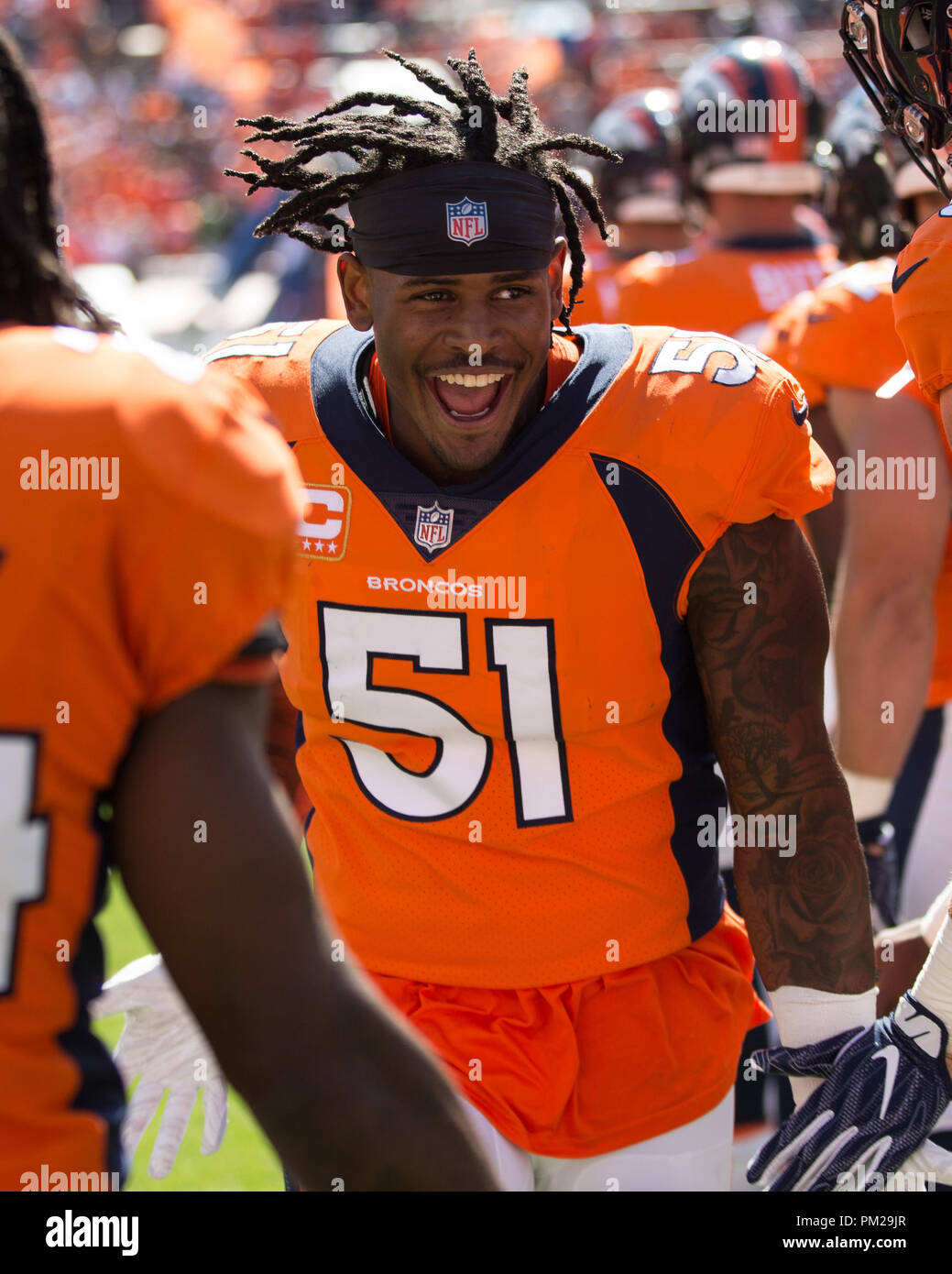 Denver, Stati Uniti d'America. 16 settembre 2018: Denver Broncos linebacker Todd Davis (51) durante la cerimonia di apertura di un matchup NFL tra Oakland Raiders e Denver Broncos a Broncos Stadium at Mile High Denver CO, Scott D Stivason/Cal Sport Media Credito: Cal Sport Media/Alamy Live News Foto Stock