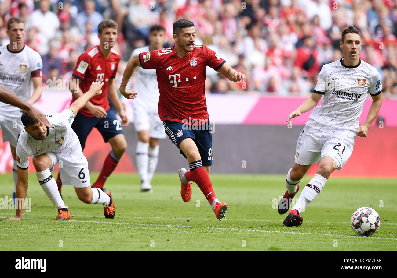 1. Bundesliga stagione 2018/2019 3. giornata FC Bayern Monaco - Bayer 04  Leverkusen 15.08.2018 Robert Lewandowski (withte, Bayern Monaco di Baviera)  versus Aleksandar Dragovic (sinistra, Bayer 04 Leverkusen) e Dominik Kohr  (RI,