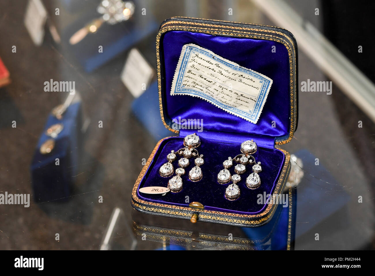 17 settembre 2018, il Land della Baviera, München: una coppia di diamond-lampadario orecchini una volta posseduto da Maria-Teresa di Savoia, Herogin di Parma, è in mostra in una presentazione di gioielli dalla casa di Bourbon-Parma da Sotheby's Casa d'Aste. L'asta è stata annunciata per il 14.11.2018. Foto: Tobias Hase/dpa Foto Stock