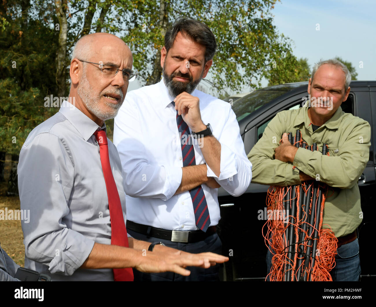 17 settembre 2018, Bassa Sassonia, Fassberg: Humberto Delgado Rosa (L), Direttore della Direzione generale Ambiente della Commissione europea, e l'Olaf si trova (SPD, C), Ministro dell'ambiente della Bassa Sassonia, a parlare con gli allevatori di pecore in un pascolo di ovini in Lueneburg Heath. In occasione della riunione, i problemi e le soluzioni relativi ai lupi di ritorno sono stati discussi. Foto: Holger Hollemann/dpa Foto Stock