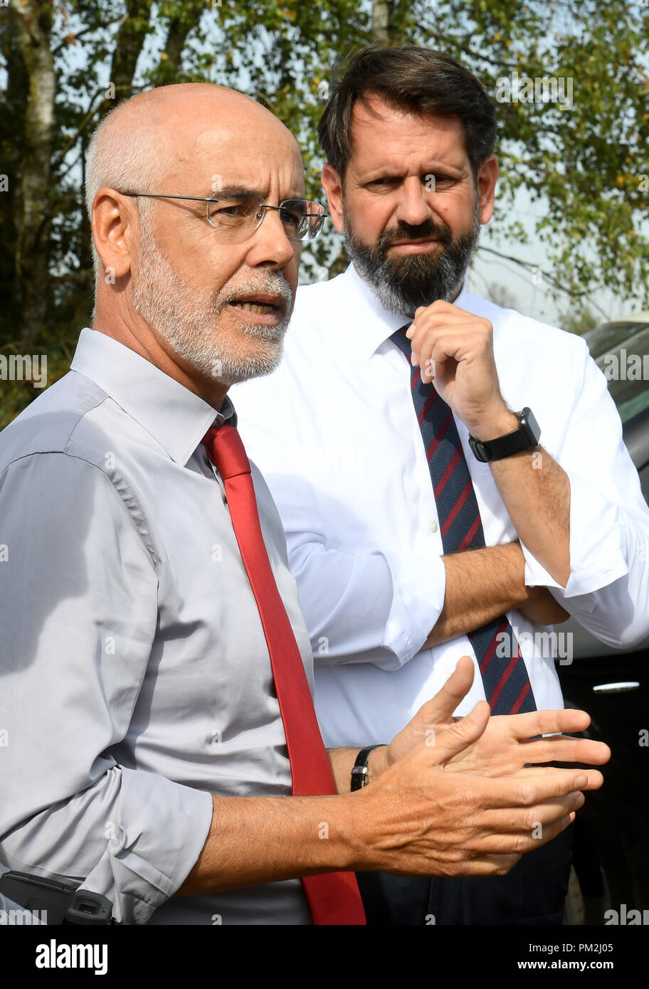 17 settembre 2018, Bassa Sassonia, Fassberg: Humberto Delgado Rosa (L), Direttore della Direzione generale Ambiente della Commissione europea, e l'Olaf si trova (SPD, R), Ministro dell'ambiente della Bassa Sassonia, a parlare con gli allevatori di pecore in un pascolo di ovini in Lueneburg Heath. In occasione della riunione, i problemi e le soluzioni relativi ai lupi di ritorno sono stati discussi. Foto: Holger Hollemann/dpa Foto Stock