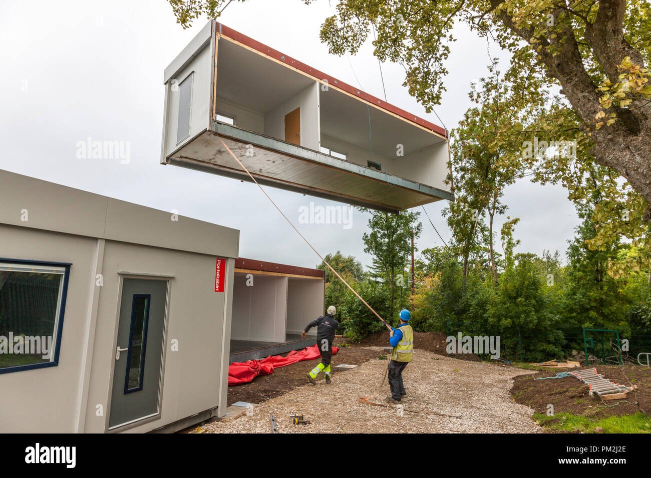 Carrigaline, Cork, Irlanda. 17 settembre 2018. Uno dei sette nuovi kabin è stato sollevato in posizione da una gru da 300 tonnellate presso la Gaelcholáiste Carrigaline, Co. Cork, Irlanda. Credit: David Creedon/Alamy Live News Foto Stock