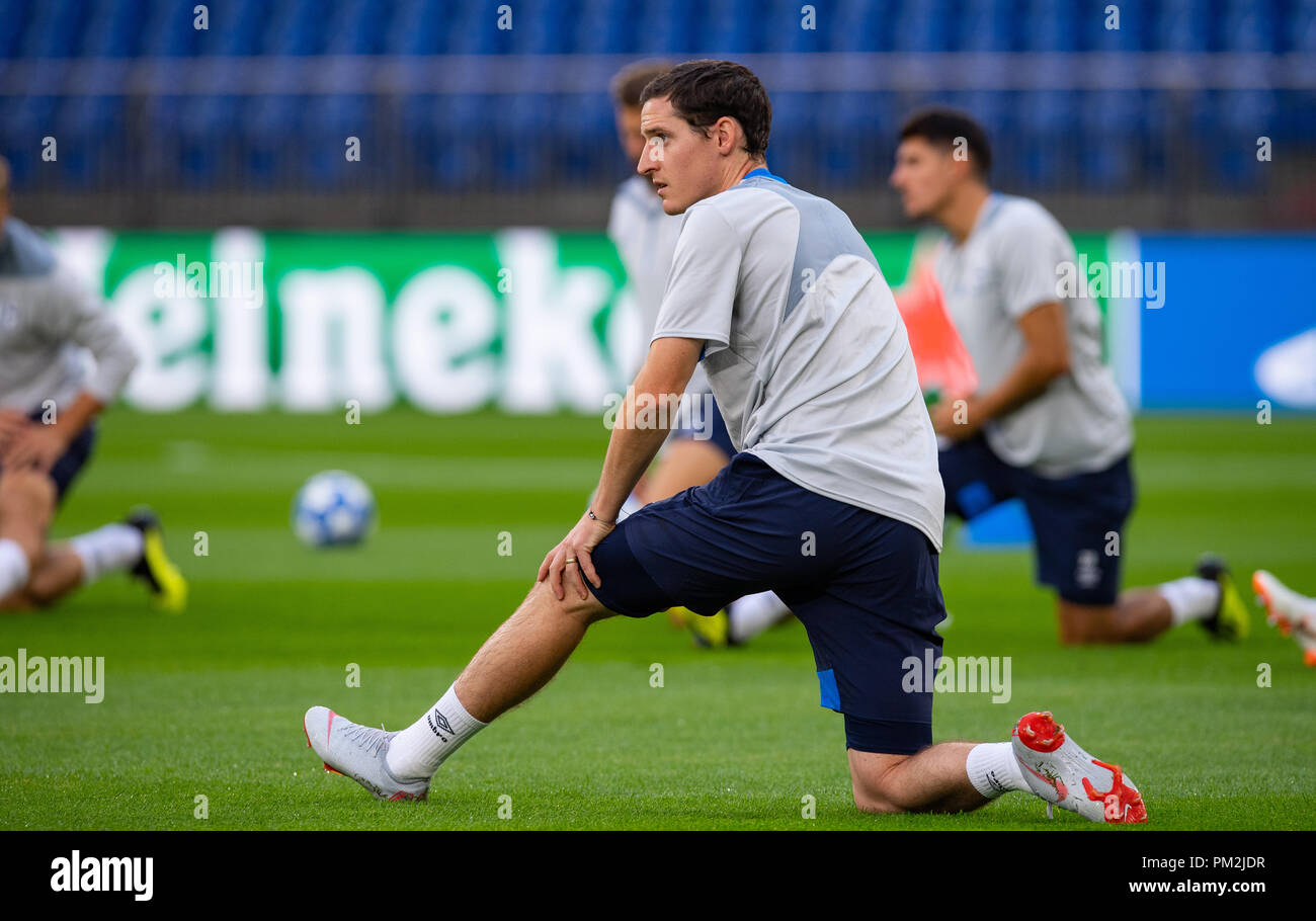 17 settembre 2018, della Renania settentrionale-Vestfalia, Gelsenkirchen: Calcio: Champions League, FC Schalke 04 finale di allenamento in vista della prima partita contro FC Porto nel Veltins Arena. Schalke di Sebastian Rudy in fase di riscaldamento. Foto: Guido Kirchner/dpa Foto Stock